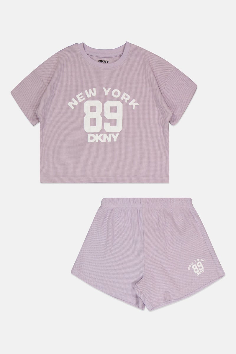 DKNY طقم بنات أطفال مكون من قطعتين بأكمام قصيرة وياقة دائرية وطباعة جرافيك، لافندر - Image 2